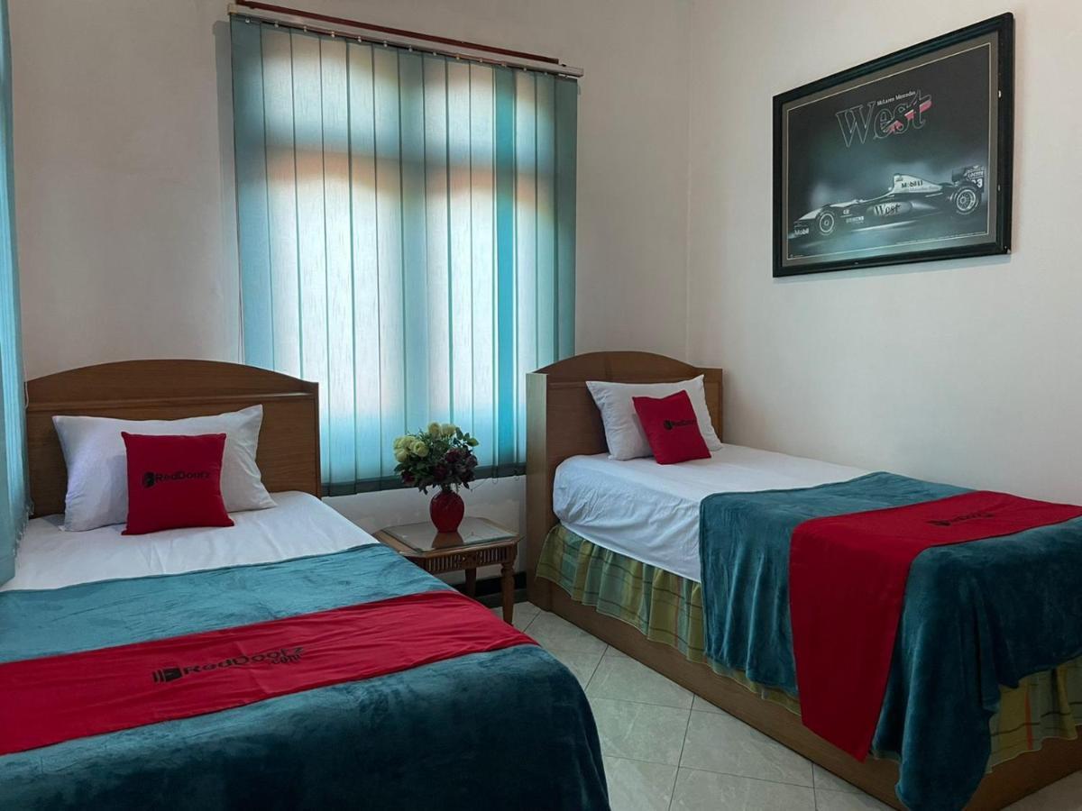 Reddoorz Syariah @ Karang Pilang Hotel Karangpilang Eksteriør billede
