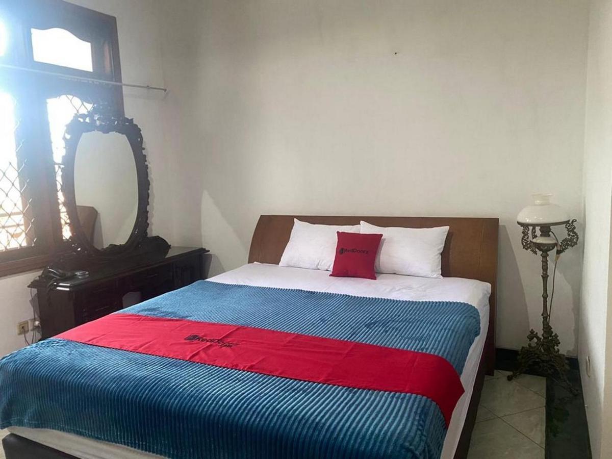 Reddoorz Syariah @ Karang Pilang Hotel Karangpilang Eksteriør billede