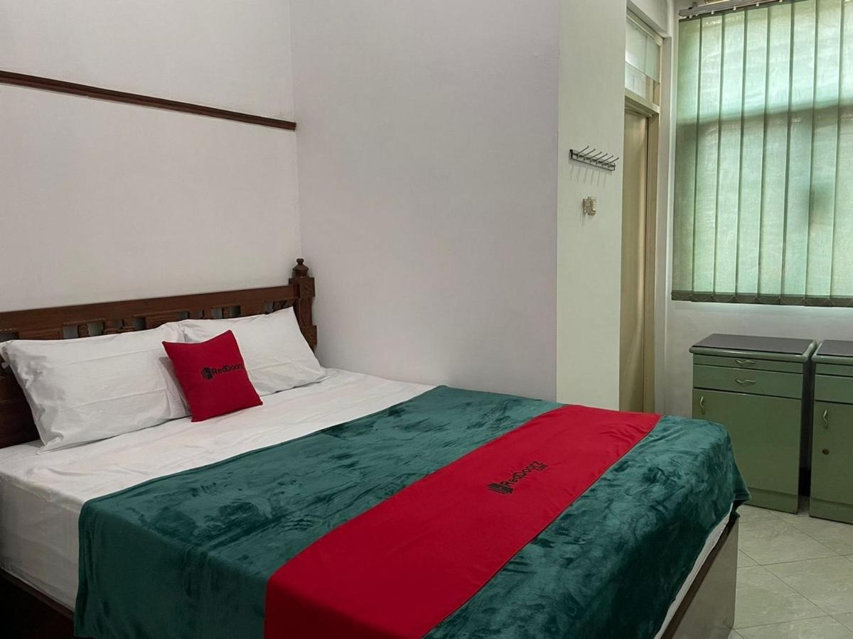 Reddoorz Syariah @ Karang Pilang Hotel Karangpilang Eksteriør billede