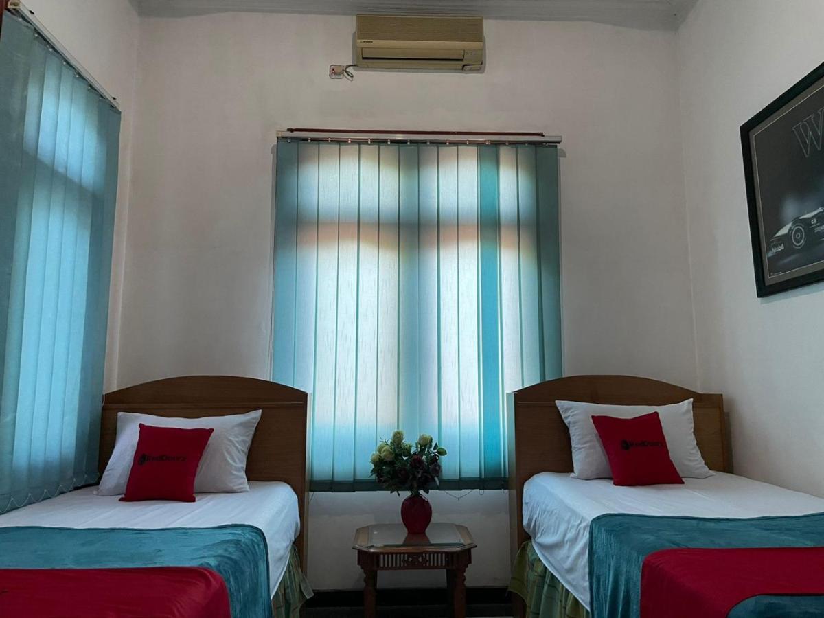 Reddoorz Syariah @ Karang Pilang Hotel Karangpilang Eksteriør billede