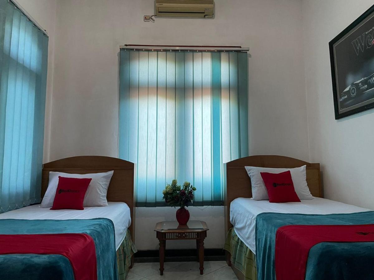 Reddoorz Syariah @ Karang Pilang Hotel Karangpilang Eksteriør billede
