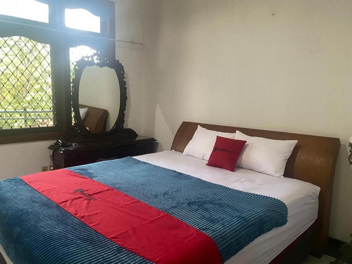 Reddoorz Syariah @ Karang Pilang Hotel Karangpilang Eksteriør billede