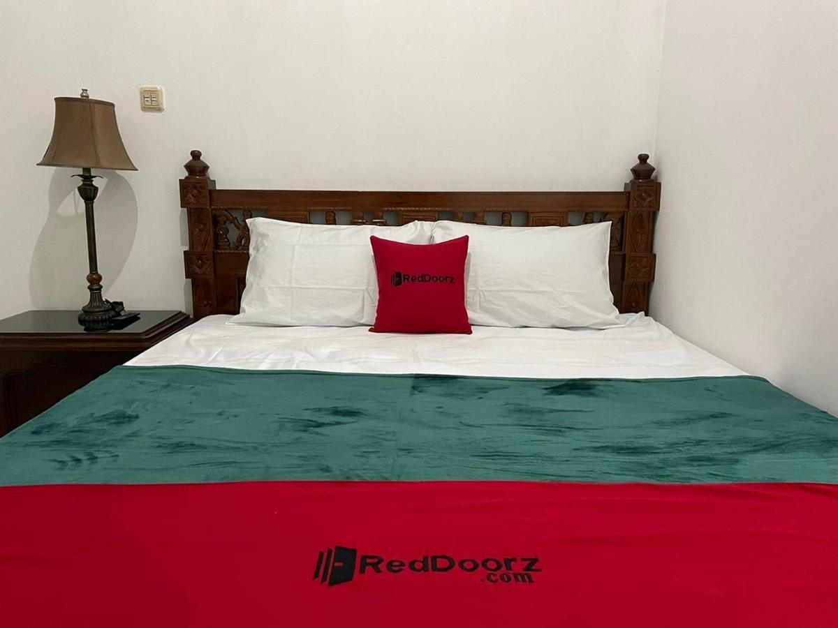 Reddoorz Syariah @ Karang Pilang Hotel Karangpilang Eksteriør billede
